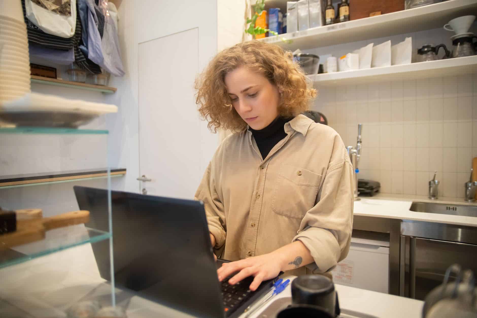 Cleaner using a laptop to advertise your cleaning business online
